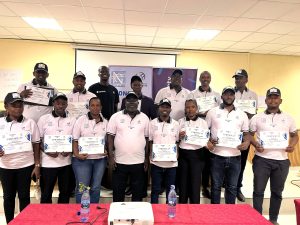 Photo de groupe, une vue des participants avec certificats de fin de formation
